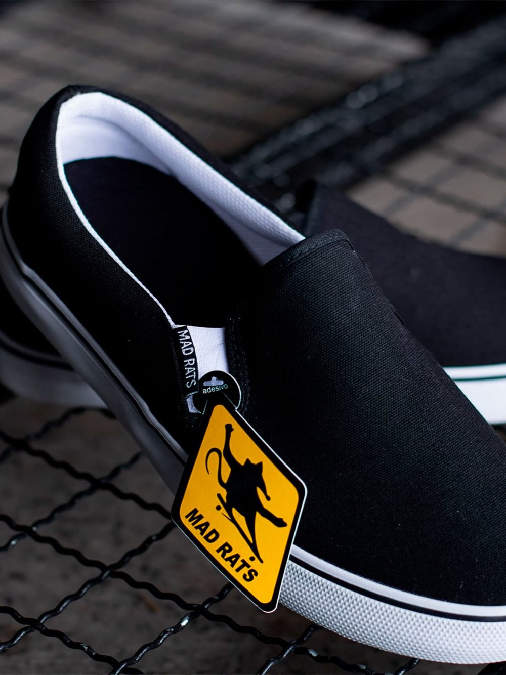 TÊNIS MAD RATS - SLIP ON PRETO E BRANCO