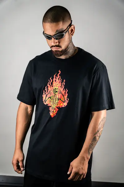 Camiseta Regular MCD Caveira Em Chamas