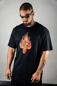 Camiseta Regular MCD Caveira Em Chamas