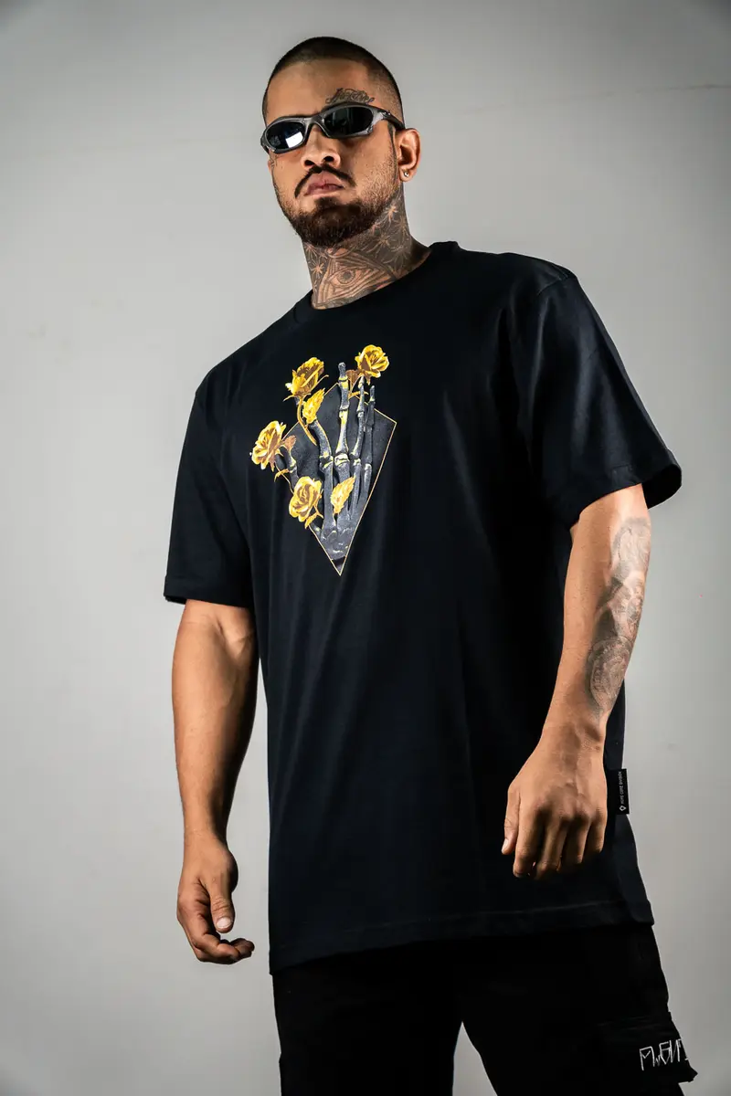 Camiseta Regular MCD Dourada Mão Caveira