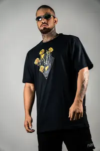 Camiseta Regular MCD Dourada Mão Caveira